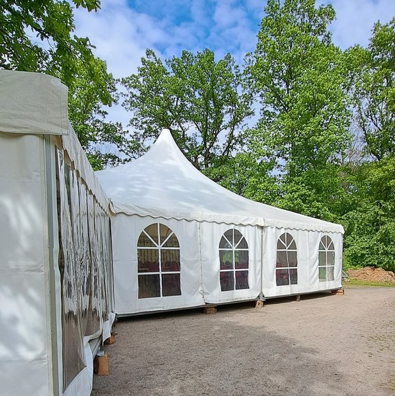 Das_Festzelt_der_Fa._Zeltverleih_Diener.jpg